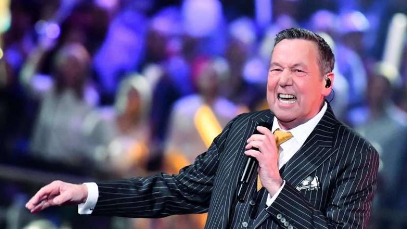 &bdquo;Keine Maske, einfach geil&ldquo;: Tausende feiern beim Comeback-Konzert mit Roland Kaiser